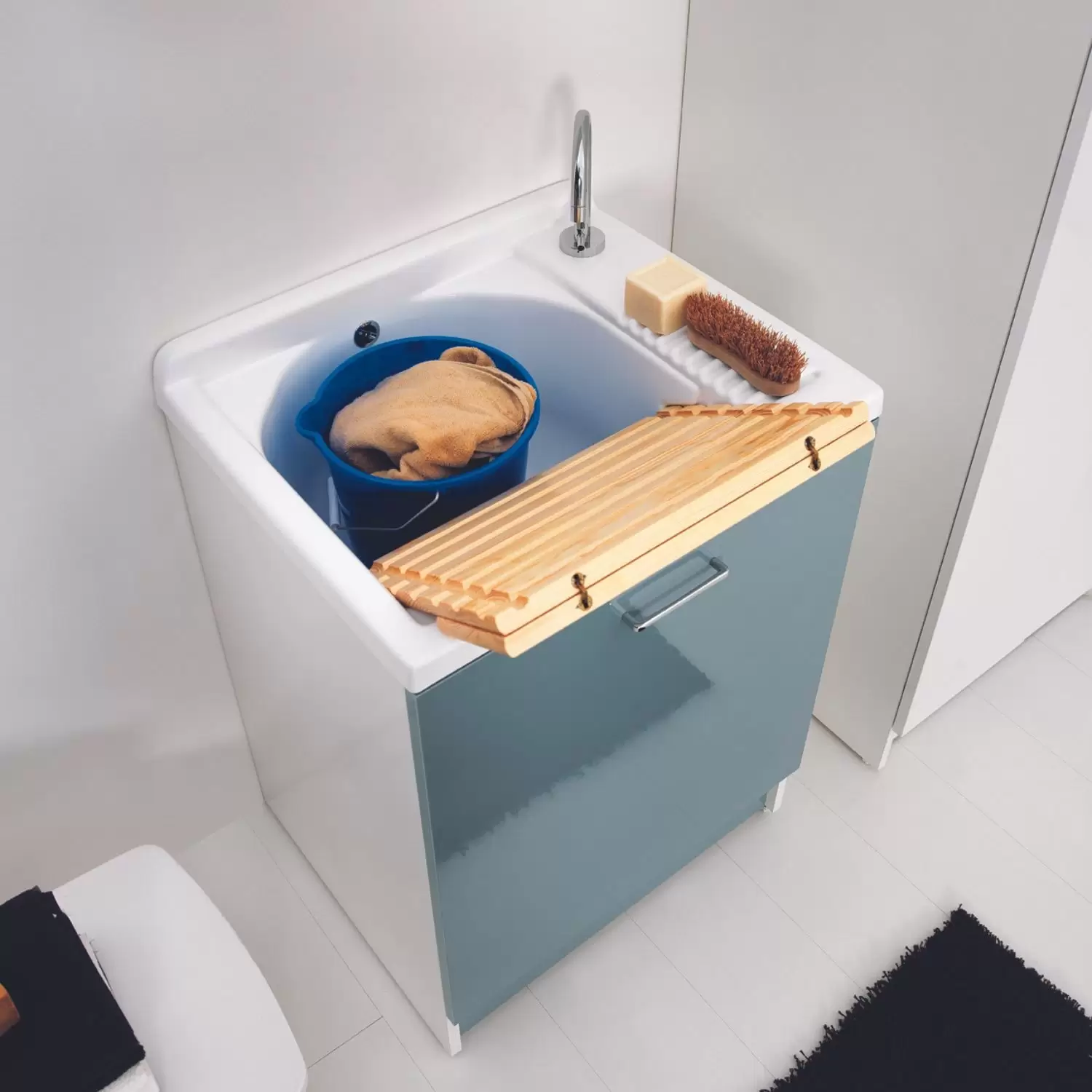 Lavatoio Con Cesto Portabiancheria 65x55x89h Cm Celeste Lucido Active Wash Colavene 2 Lavatoio Con Cesto Portabiancheria 65x55x89h Cm Celeste Lucido Active Wash Colavene - immagine 2
