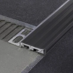 Profilo Per Scale In Alluminio E PVC Grigio Scuro SA Cerfix Prostep